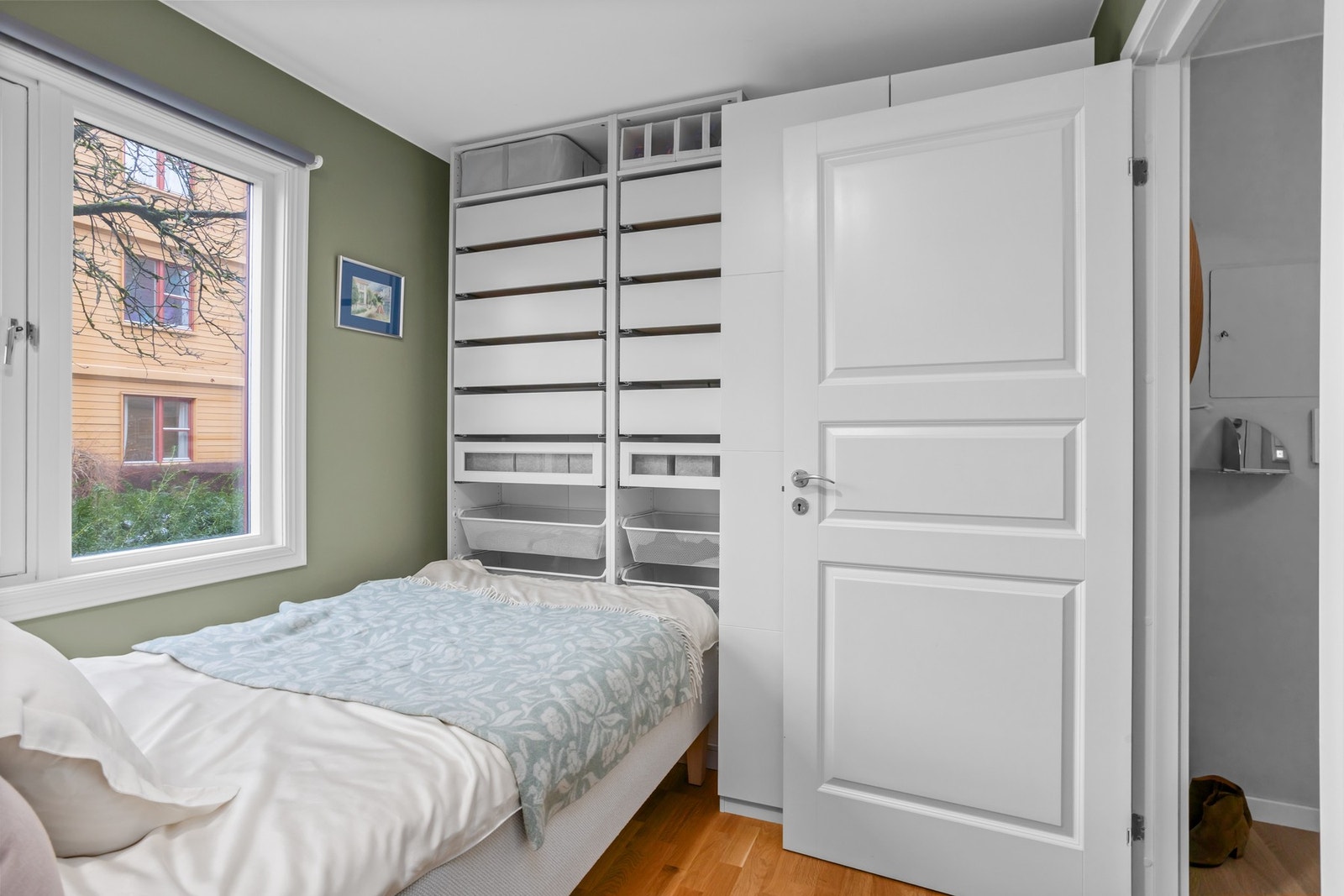 Det er satt opp en romslig garderobe på dette rommet. Galleribilde