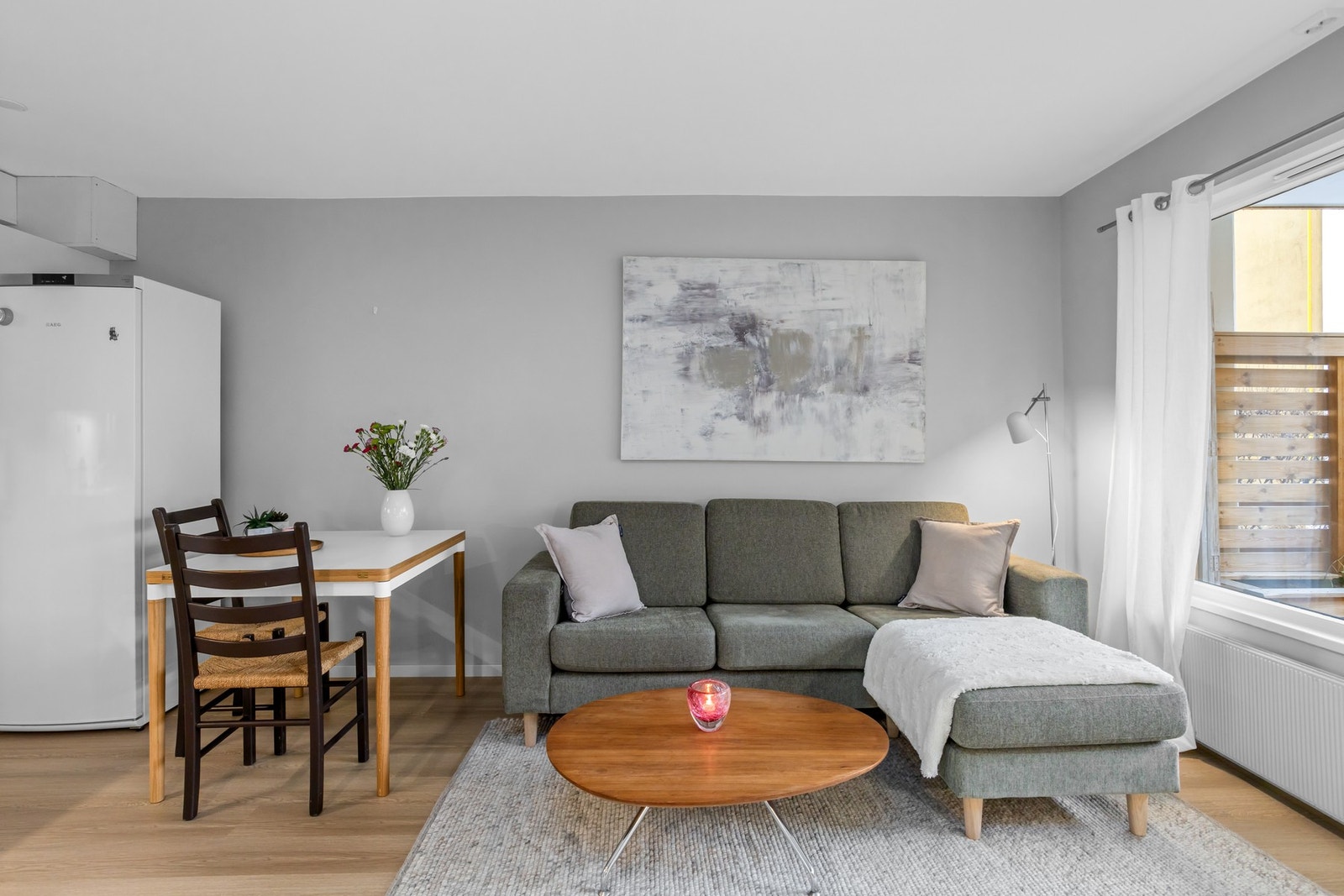 Lys stue med utgang til terrasse. Galleribilde