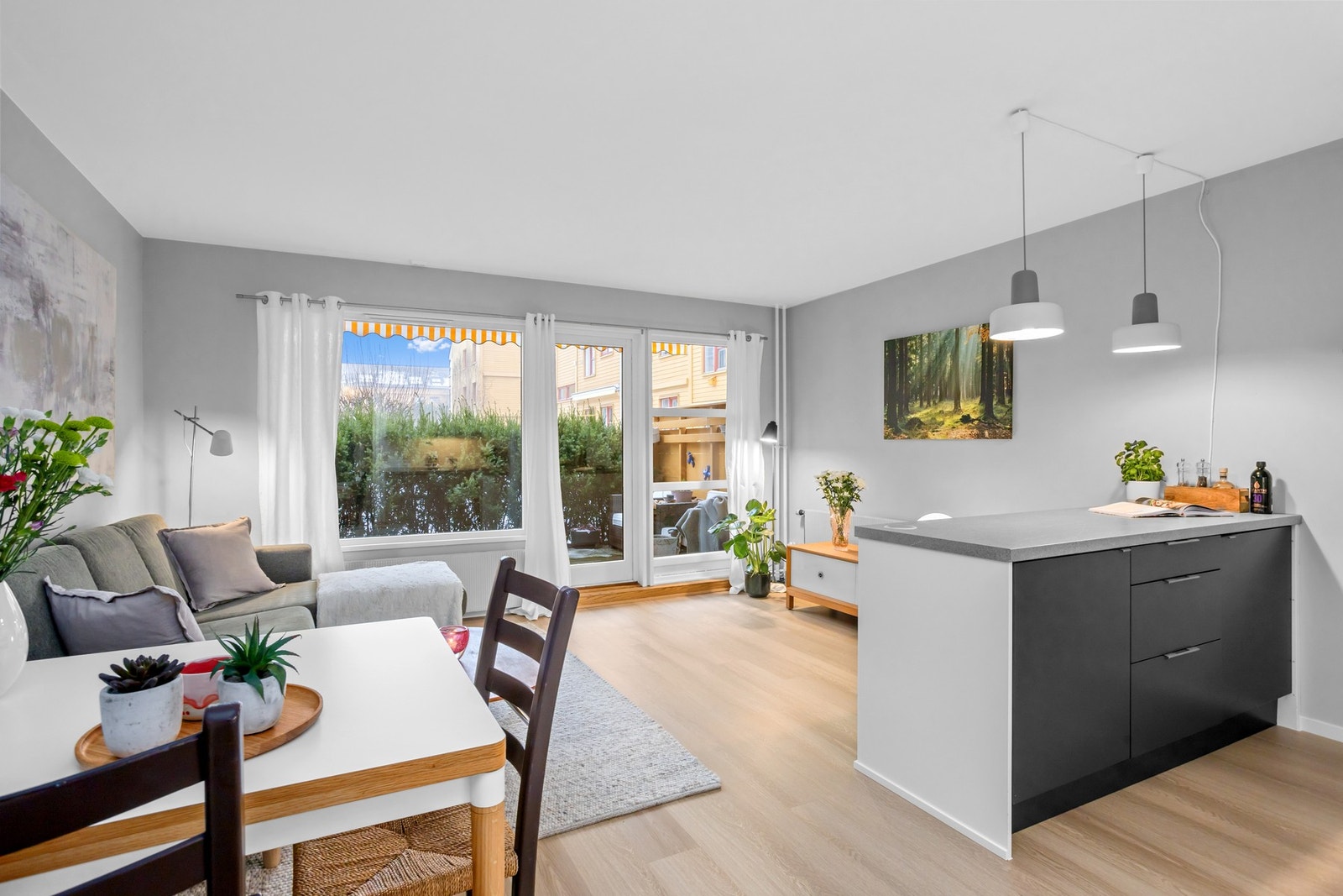 Lys stue og kjøkken med utgang til terrasse. Galleribilde