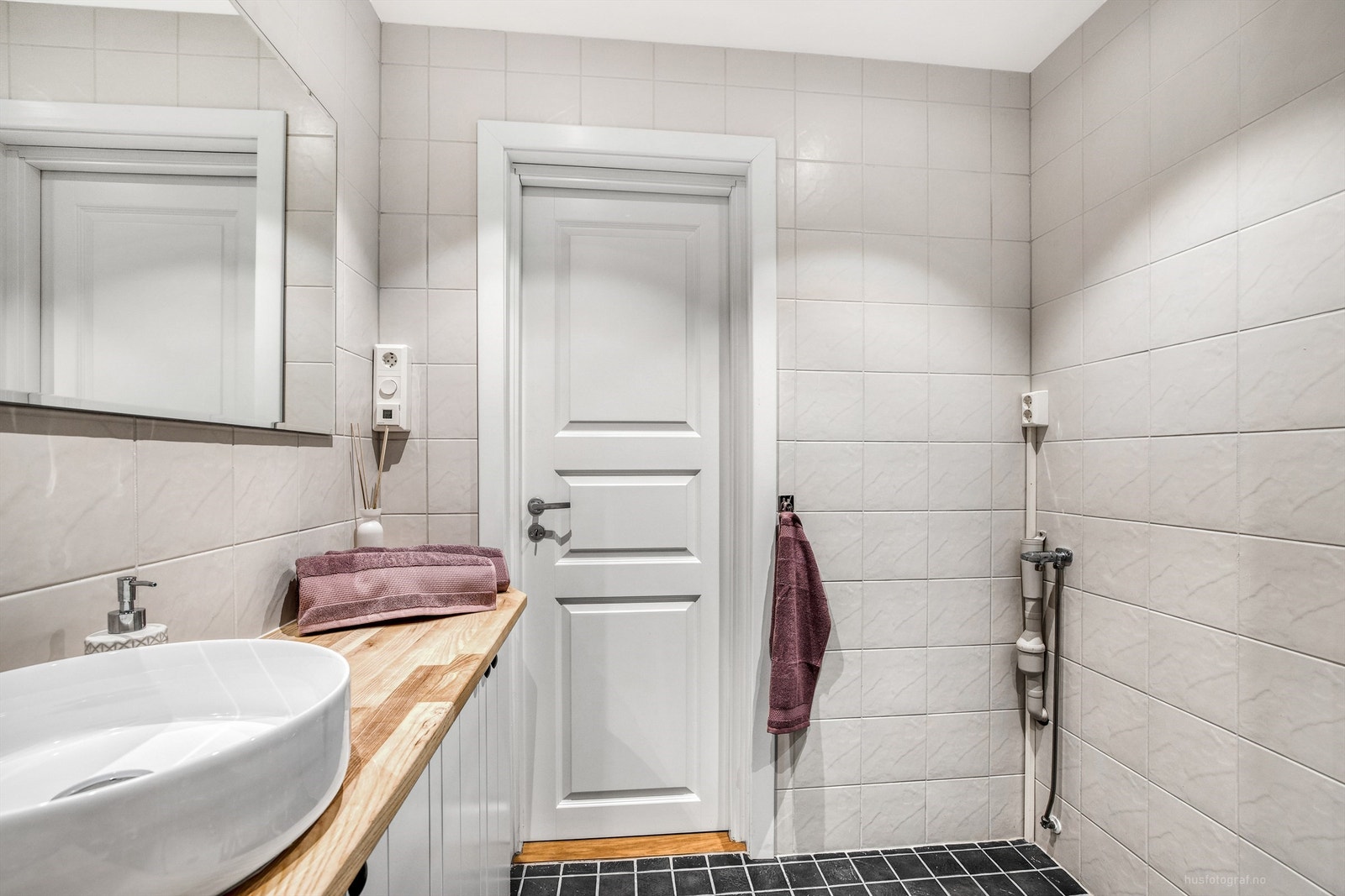 Badet har vaskemaskin, noe som forenkler klesvasken i hverdagen. Galleribilde