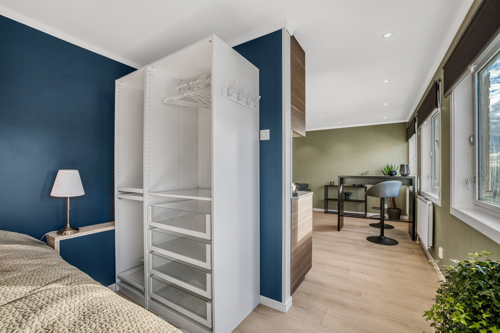 Sovealkoven er praktisk innredet med en åpen garderobeløsning som utnytter plassen godt. Galleribilde