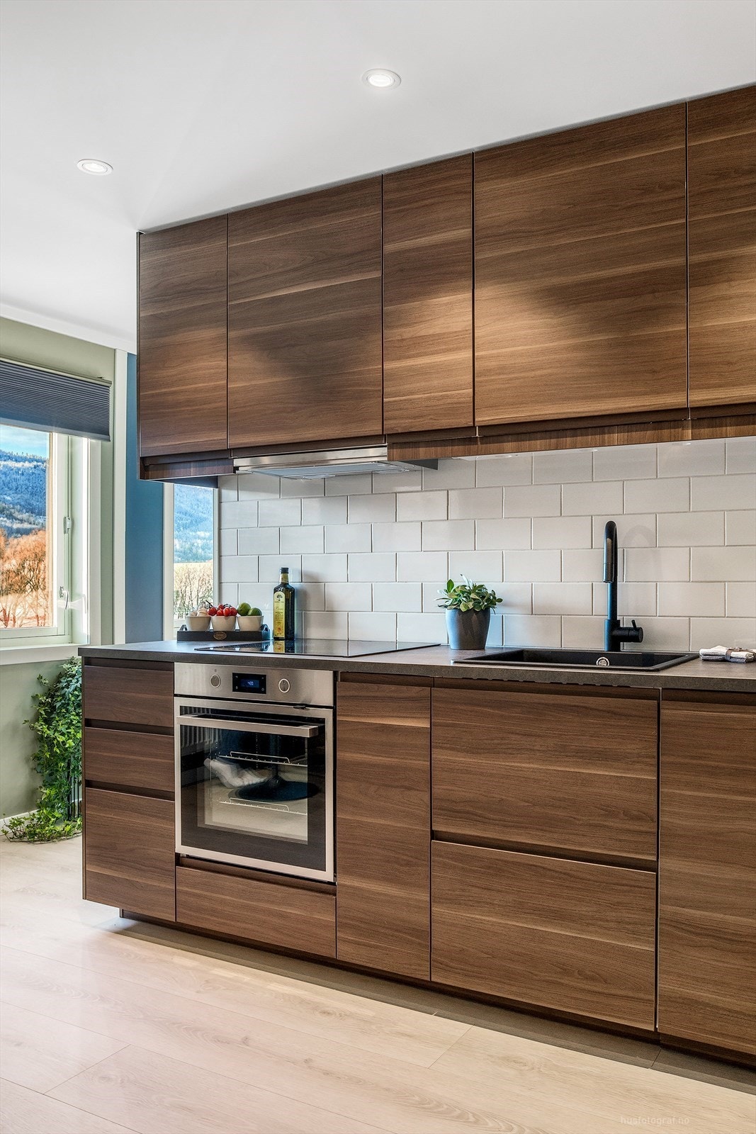 Delikat kjøkkeninnredning fra 2022 med helintegrerte hvitevarer. Galleribilde