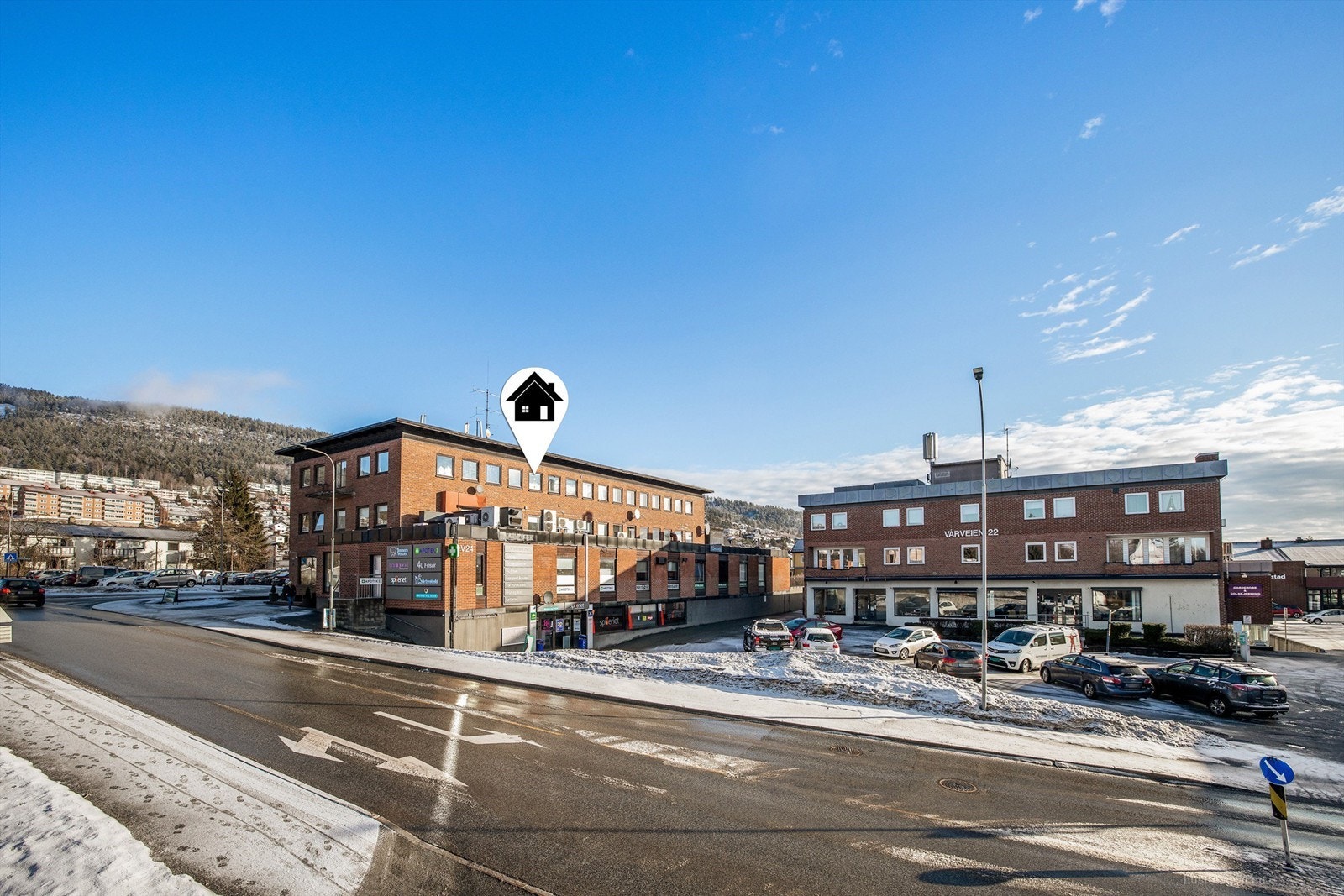 Med bussholdeplassen Vårveien kun to minutter unna, er kollektivtilbudet svært godt. Galleribilde