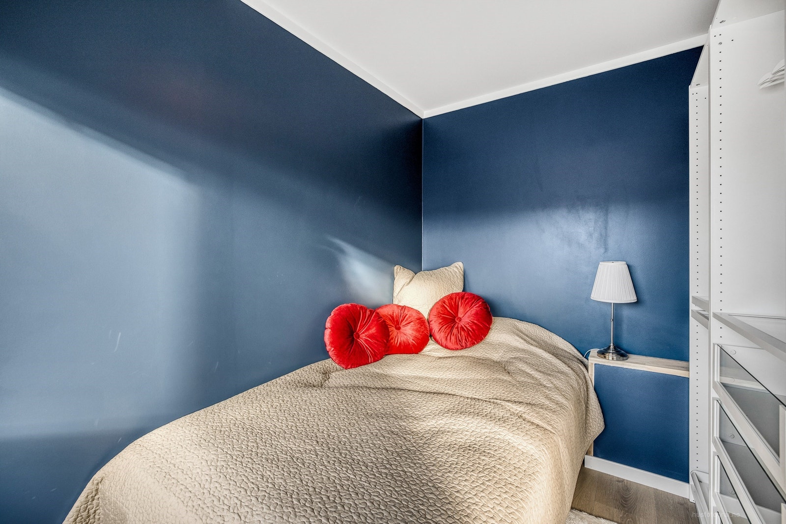 Leiligheten har fjernvarmeanlegg med radiatorer (vannbåren varme), disse er pt. ute av drift og det vites ikke om disse vil bli satt i gang igjen. Galleribilde