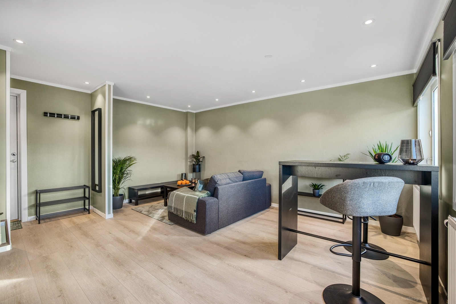 Åpen kjøkken- og stueløsning med mulighet for sofaområde samt spiseplass. Galleribilde