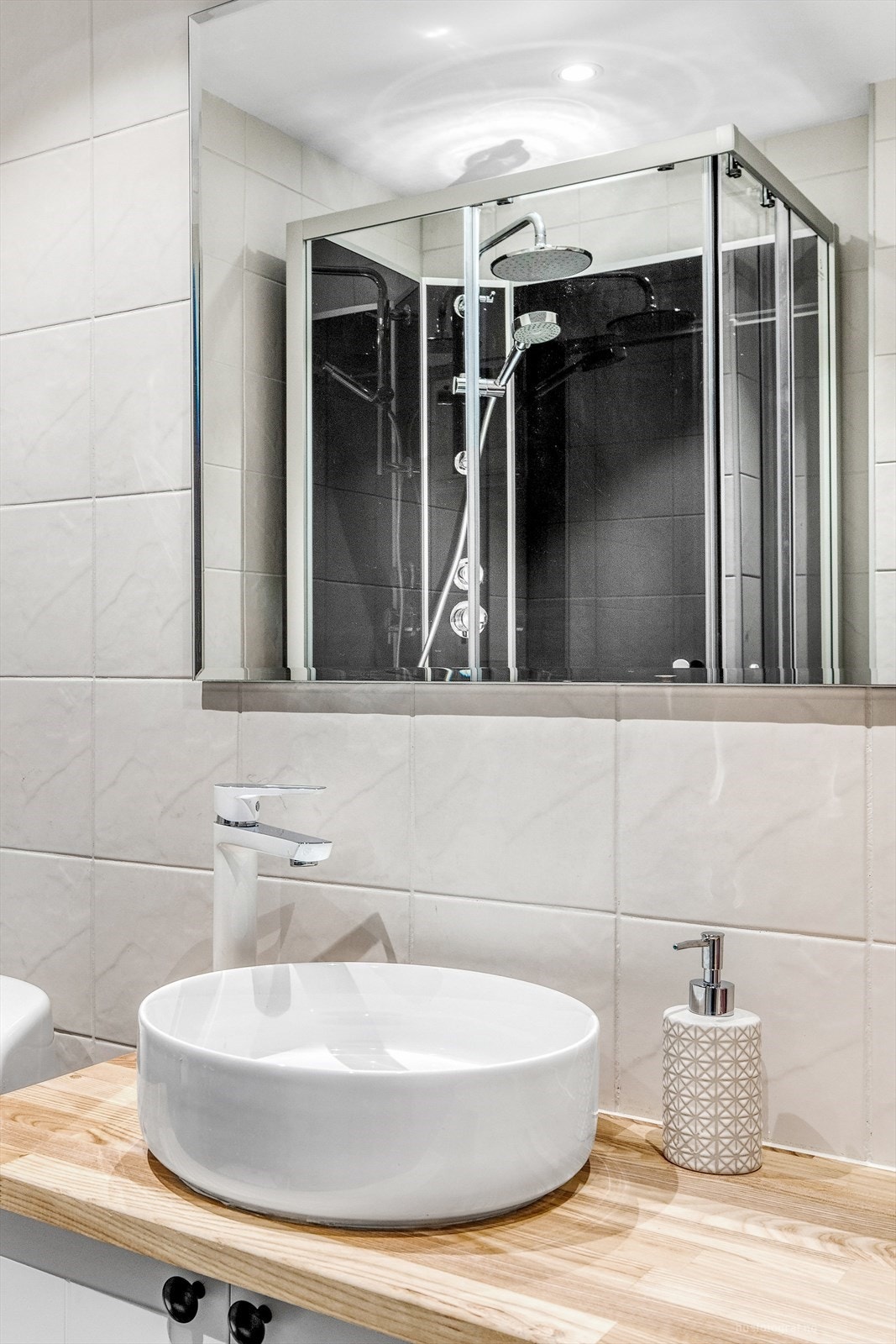 Et plassbesparende dusjkabinett med både regnfallsdusj og hånddusj. Galleribilde