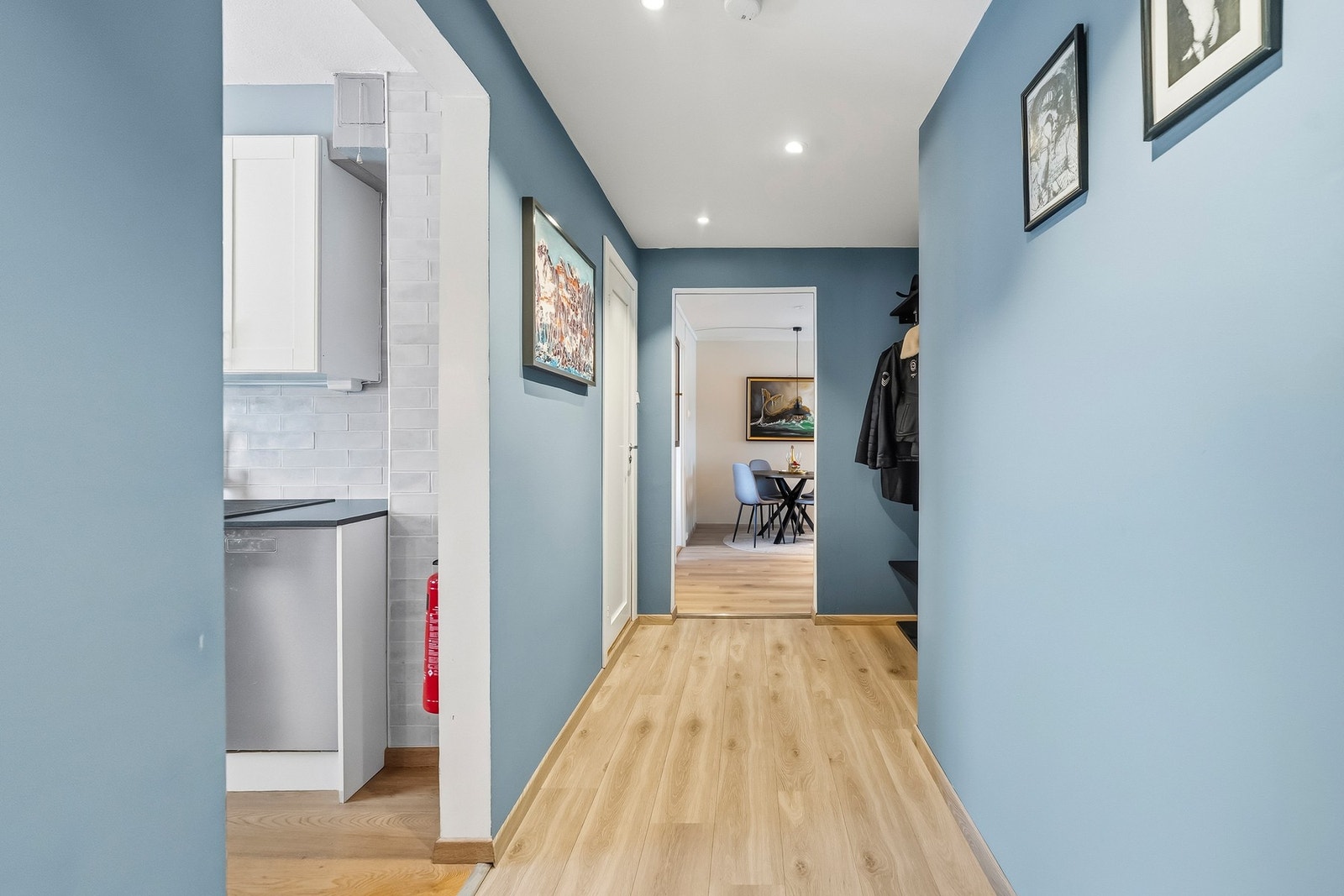 Lys og trivelig gang som gir adkomst til kjøkken, bad og stue Galleribilde