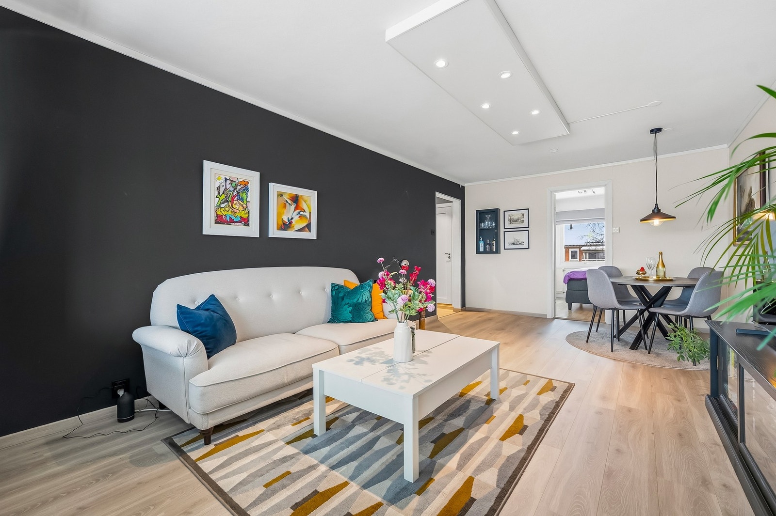 Romslig og lys stue som har god plass til både sofagruppe med stuebord og spisegruppe Galleribilde