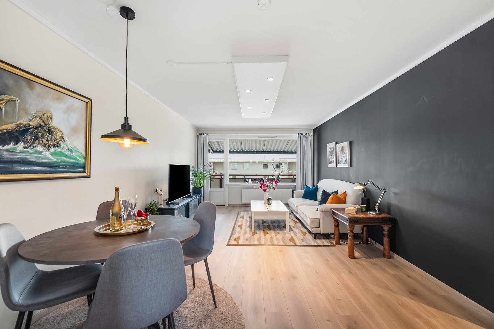 Fra stuen er det utgang til romslig balkong Galleribilde