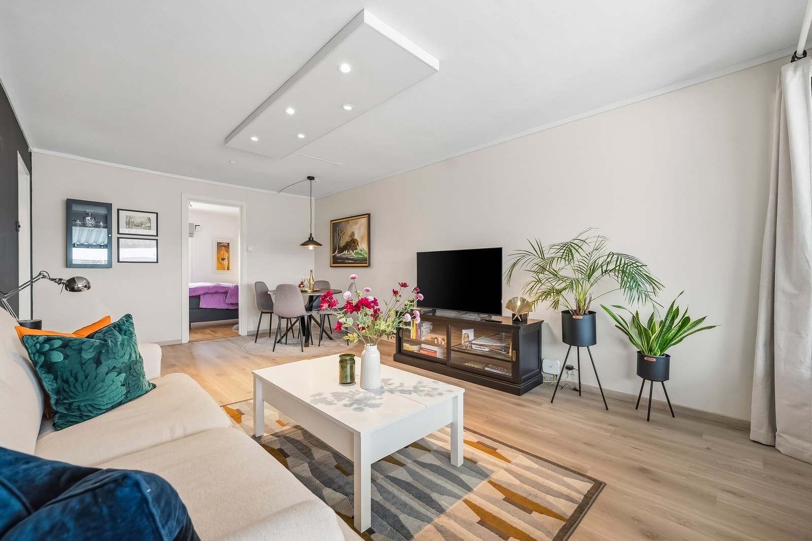 Stuen er lys og har i tillegg store vinduer som slipper inn mye naturlig lys Galleribilde