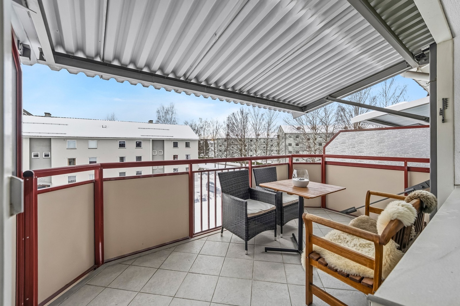 Balkong utenfor stuen som er overbygget - dette gjør at man kan nyte en lang sesong ute Galleribilde