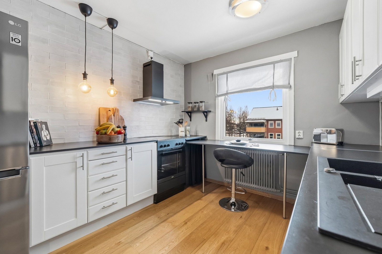 Trivelig kjøkken som innbyr til matlaging Galleribilde