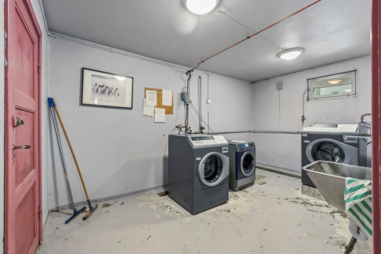 Lyst og praktisk fellesvaskeri i kjeller Galleribilde