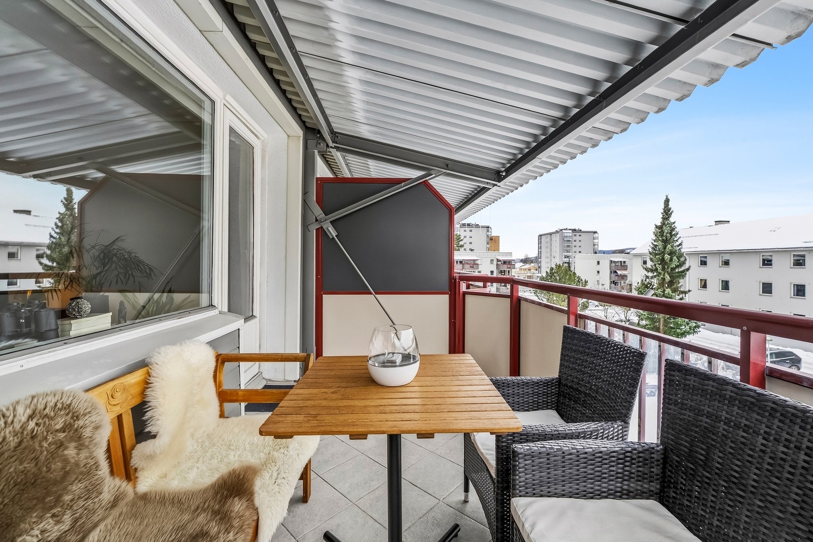 Utenfor stuen er det en romslig og overbygget balkong Galleribilde