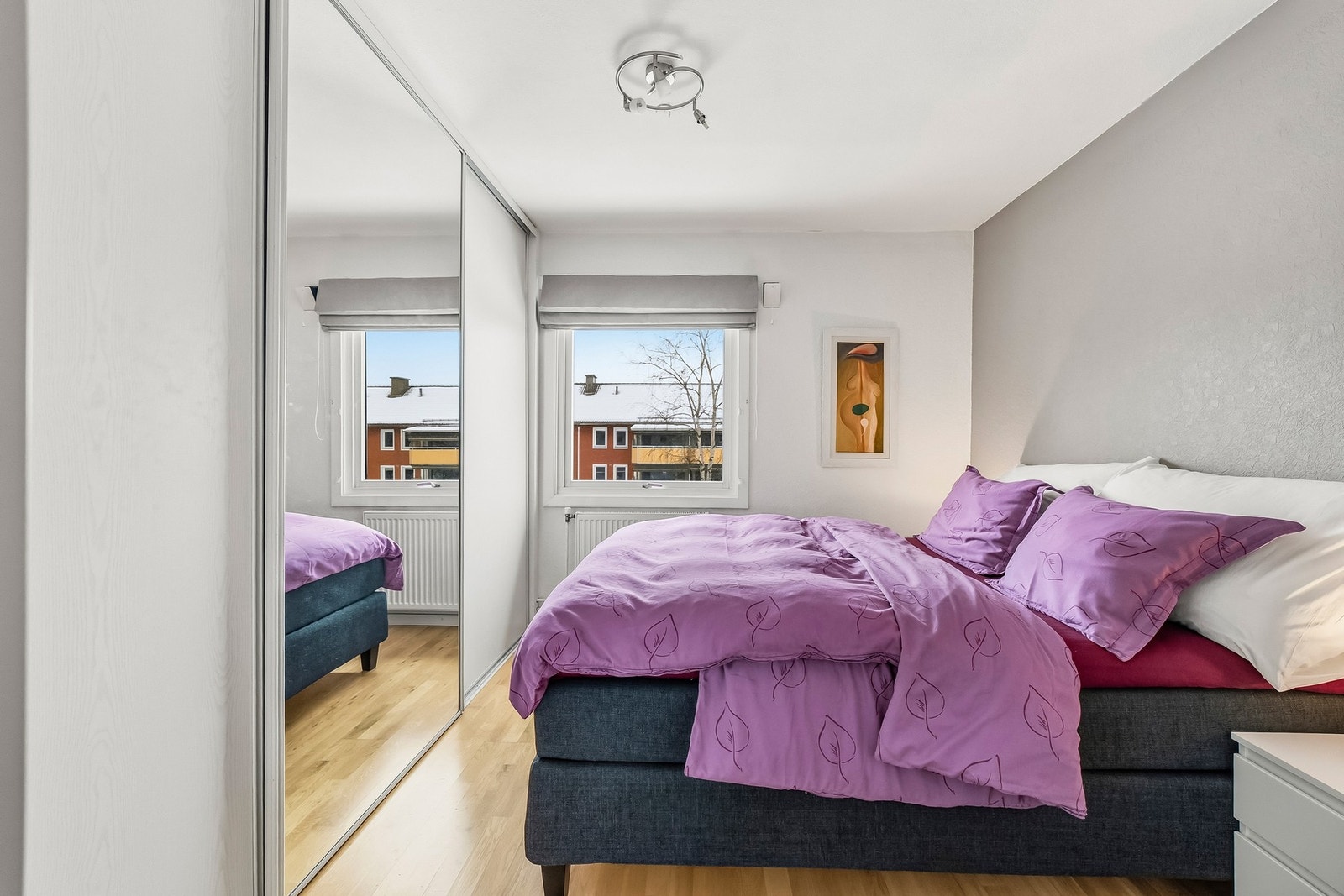 På soverommet er det god plass til dobbeltseng, nattbord og garderobeløsning Galleribilde