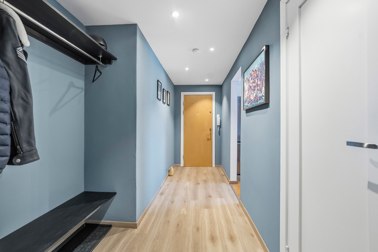 I gangen er det god plass til oppbevaring av yttertøy Galleribilde