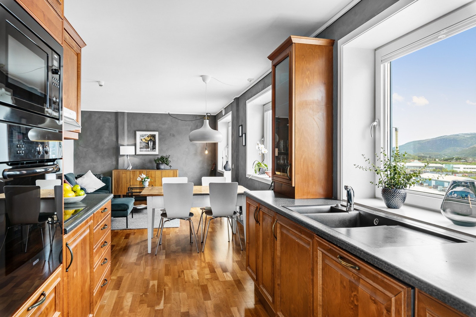 Kjøkken i tradisjonell stil med profilerte fronter i tre Galleribilde