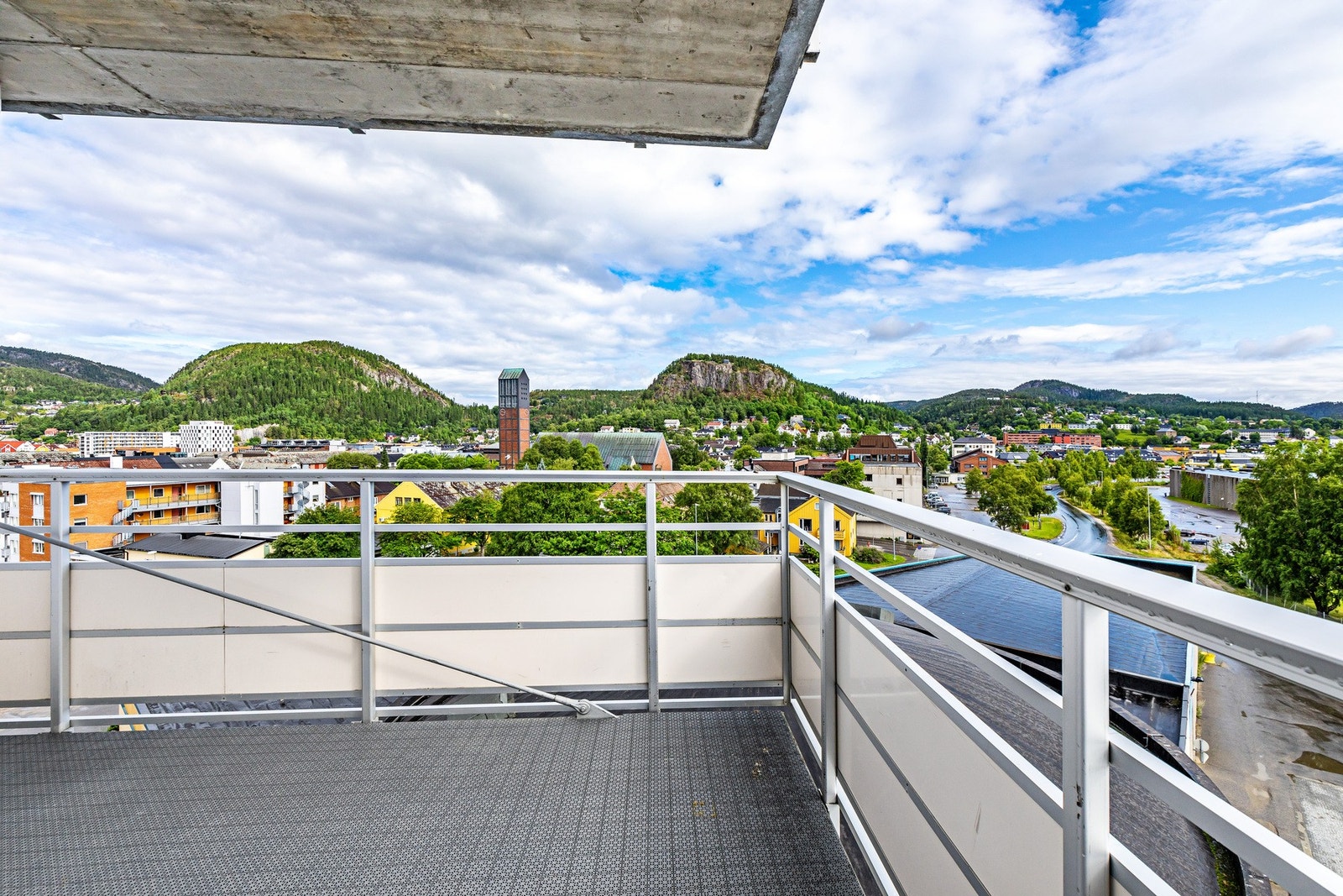 Her bor du i et rolig og trivelig område, med umiddelbar nærhet til byens fasiliteter Galleribilde