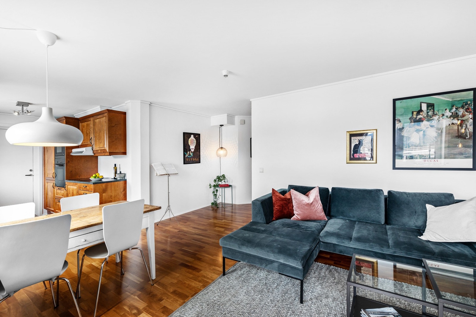 Åpen løsning mellom stue og kjøkken skaper en naturlig flyt mellom rommene Galleribilde