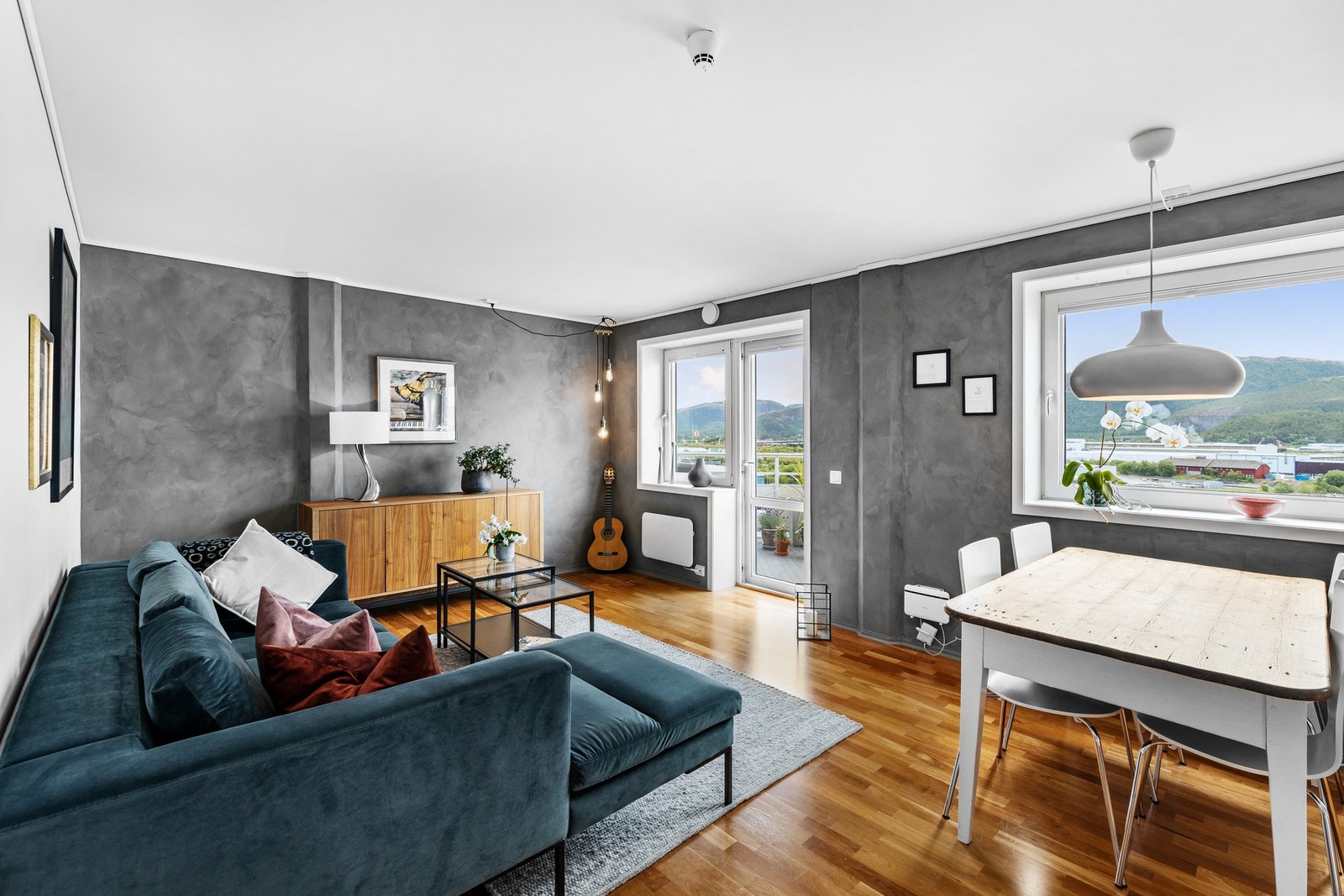 Godt lysinnslipp gir leiligheten en lys og behagelig atmosfære Galleribilde