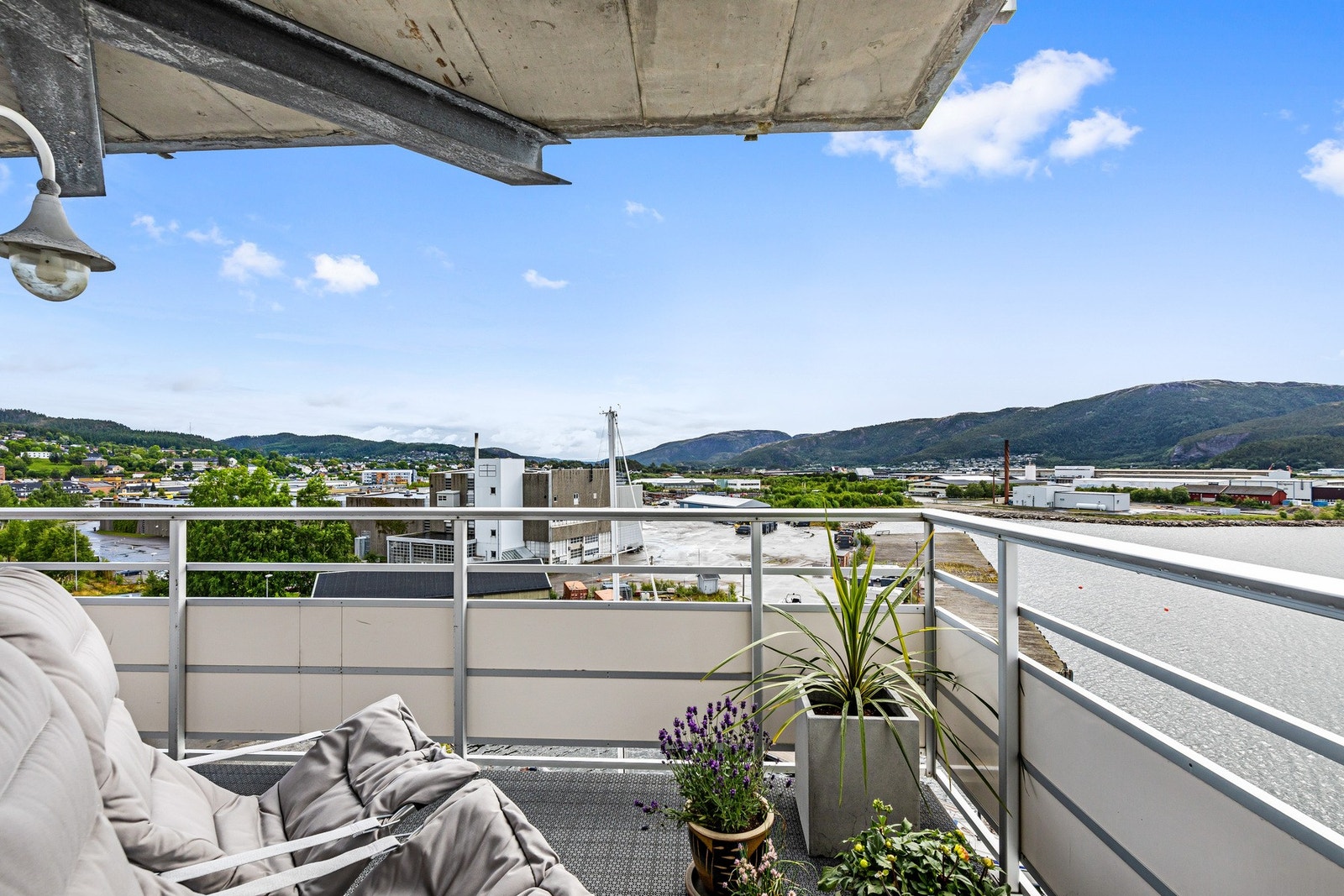 Høy og fin beliggenhet som gir god skjerming på balkongen Galleribilde