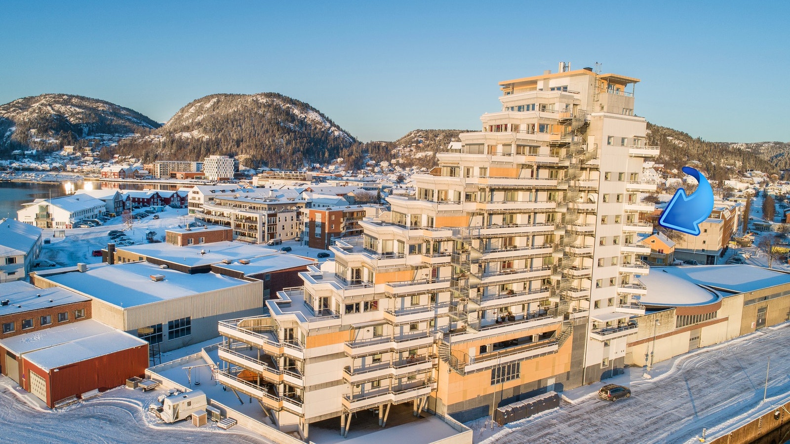Fin beliggenhet helt nede ved havna i Namsos sentrum. Flott utsikt utover fjorden og deler av byen Galleribilde