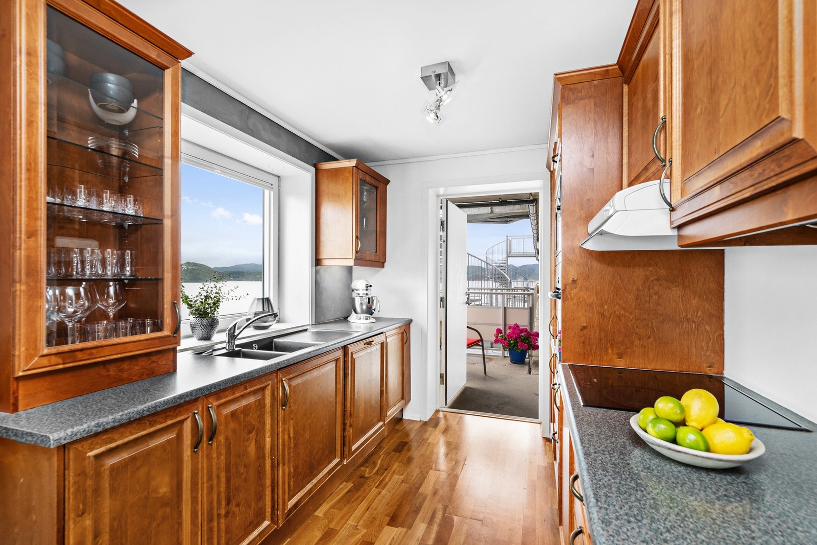 Egen utgang til svalgang, som gir praktisk adkomst og en ekstra luftemulighet i hverdagen Galleribilde