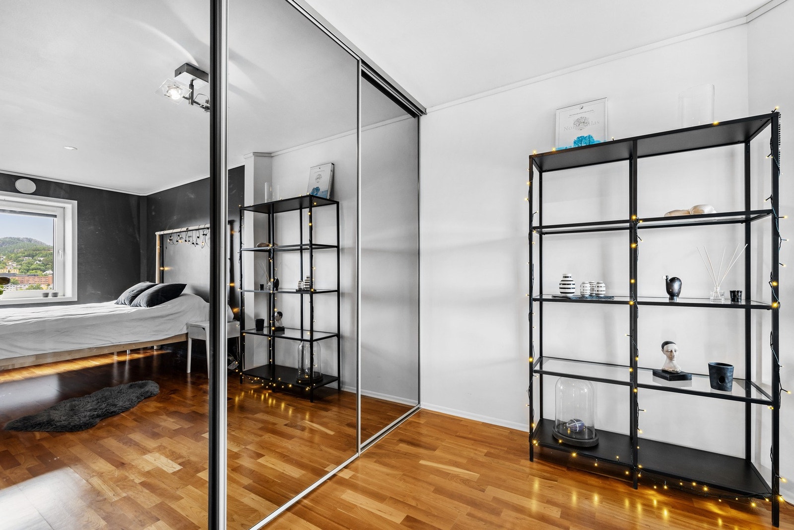 Romslig hovedsoverom med praktisk skyvedørsgarderobe Galleribilde