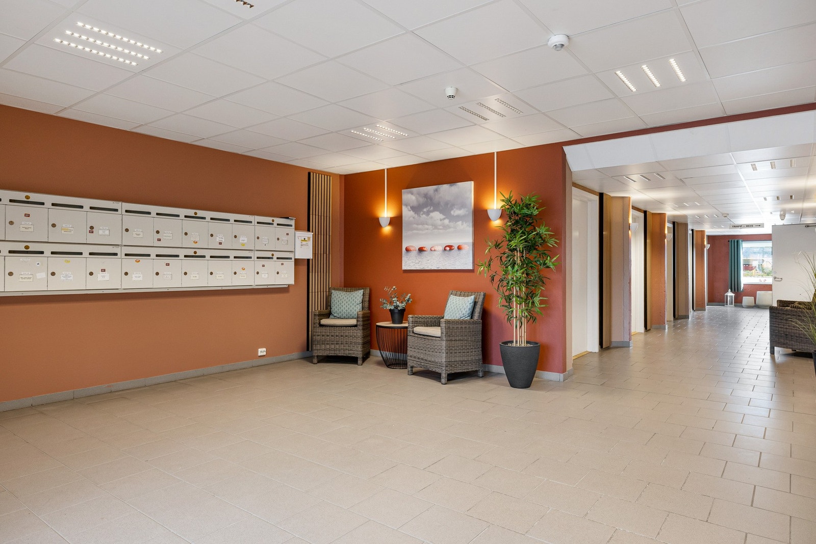 Inngangsparti med tilkomst til heis og trapper Galleribilde