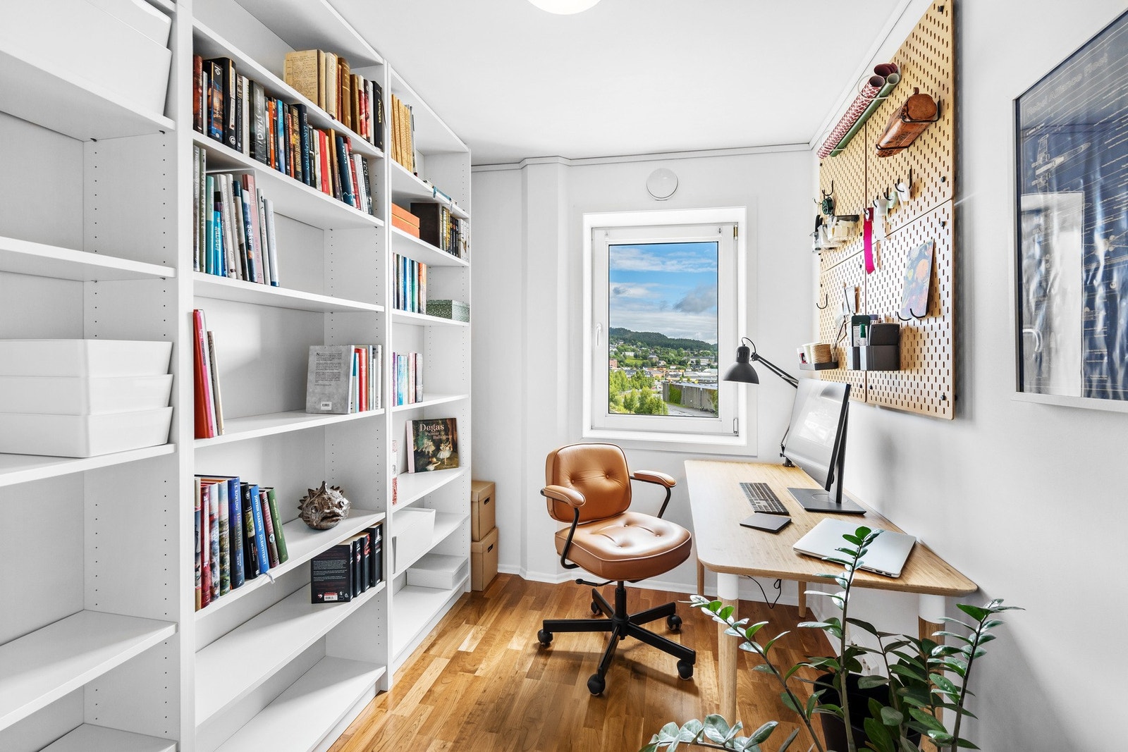 Soverom benyttet som kontor Galleribilde