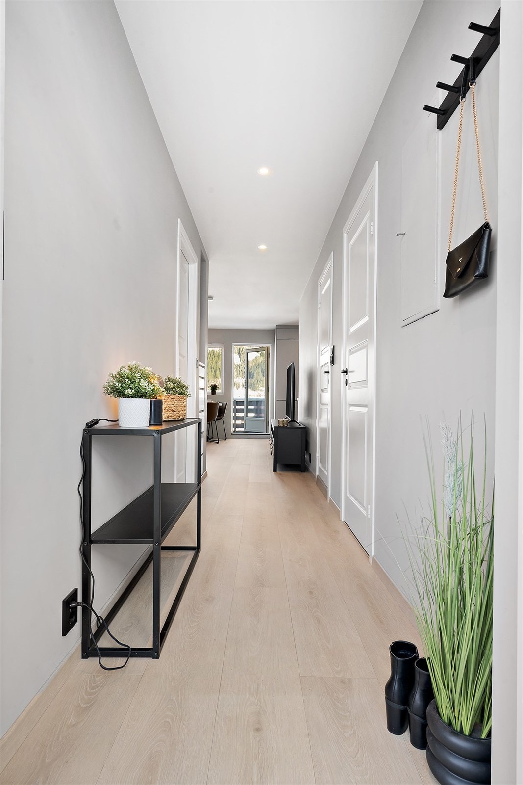 Direkte forbindelse til stue gir praktisk gjennomgang fra entréen. Galleribilde