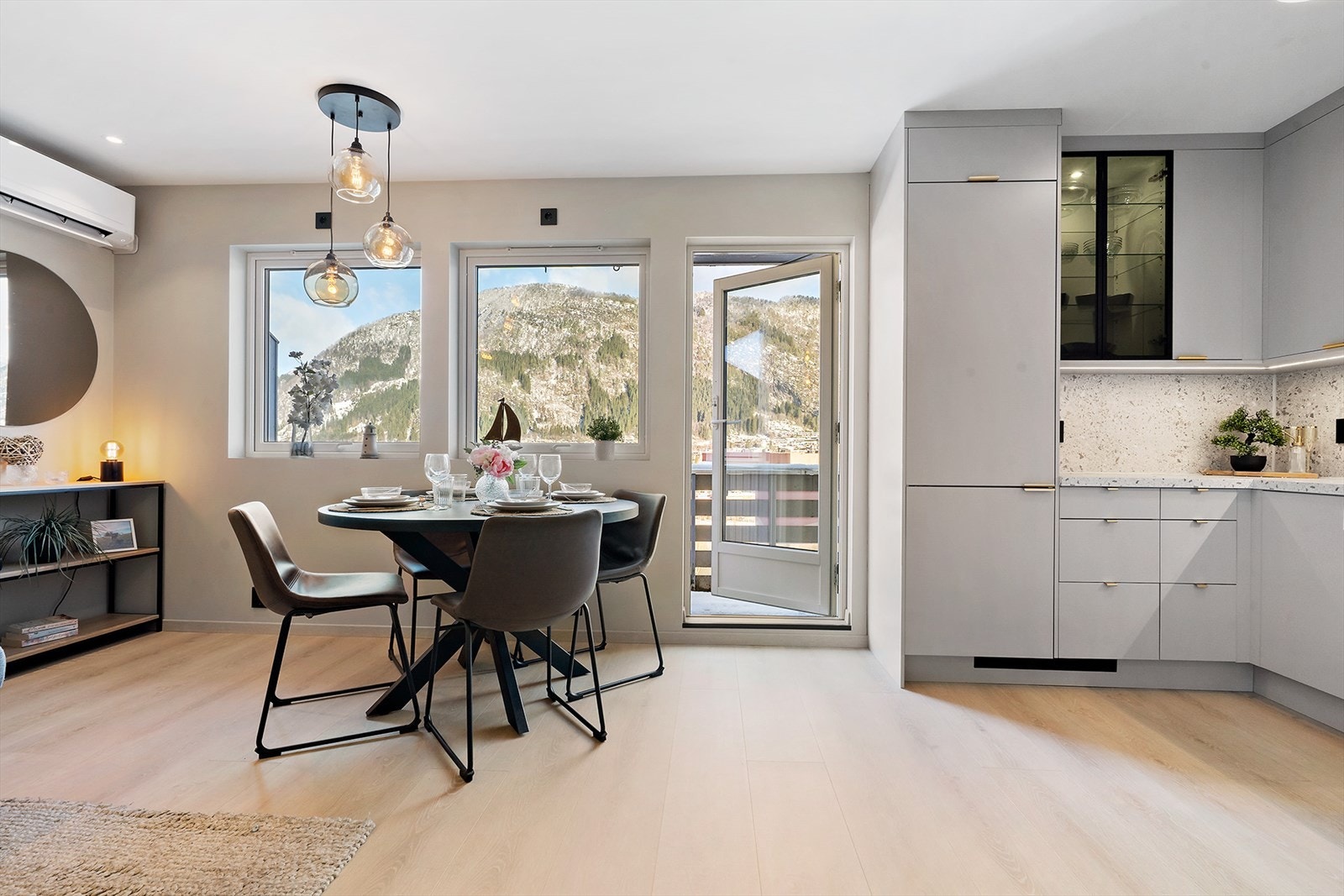 Spiseplass med utsikt mot fjellene skaper en stemningsfull atmosfære. Galleribilde