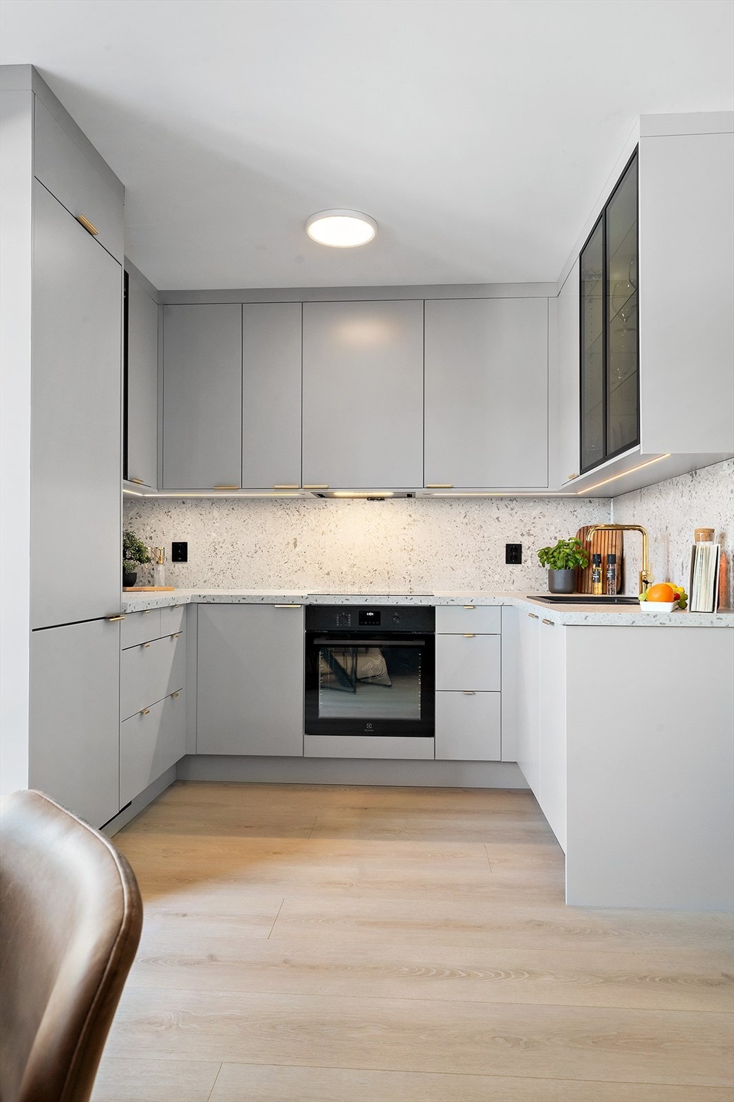 Beige kjøkkenfronter og benkeplate i laminat gir et helhetlig design. Galleribilde