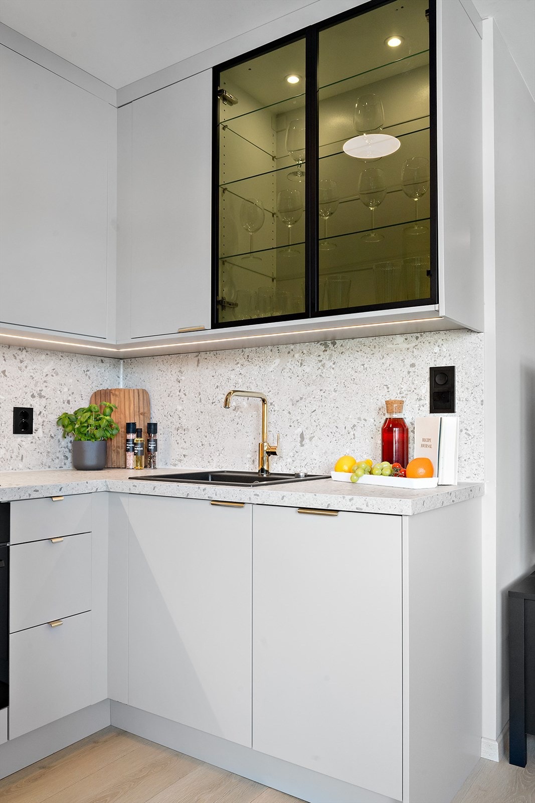 Innfelte LED-lys under overskap gir god arbeidsbelysning på kjøkkenet. Galleribilde