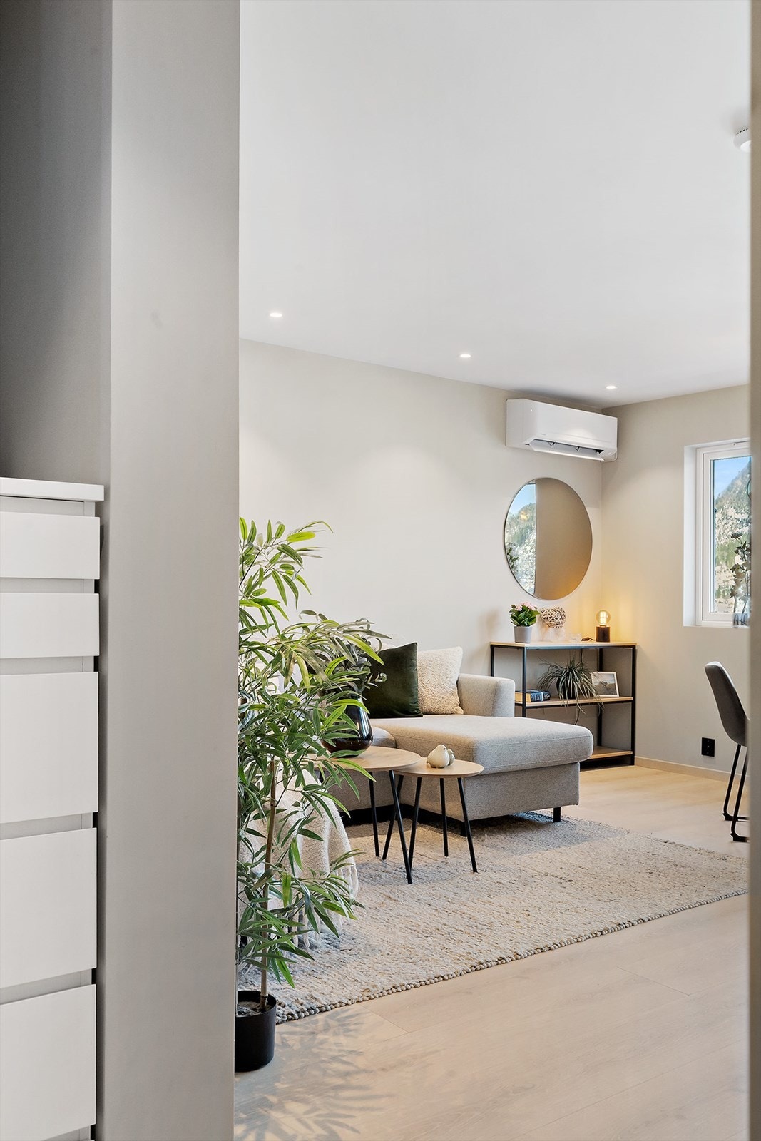 I 2025 ble varmepumpe installert i stuen som sikrer et behagelig inneklima. Galleribilde