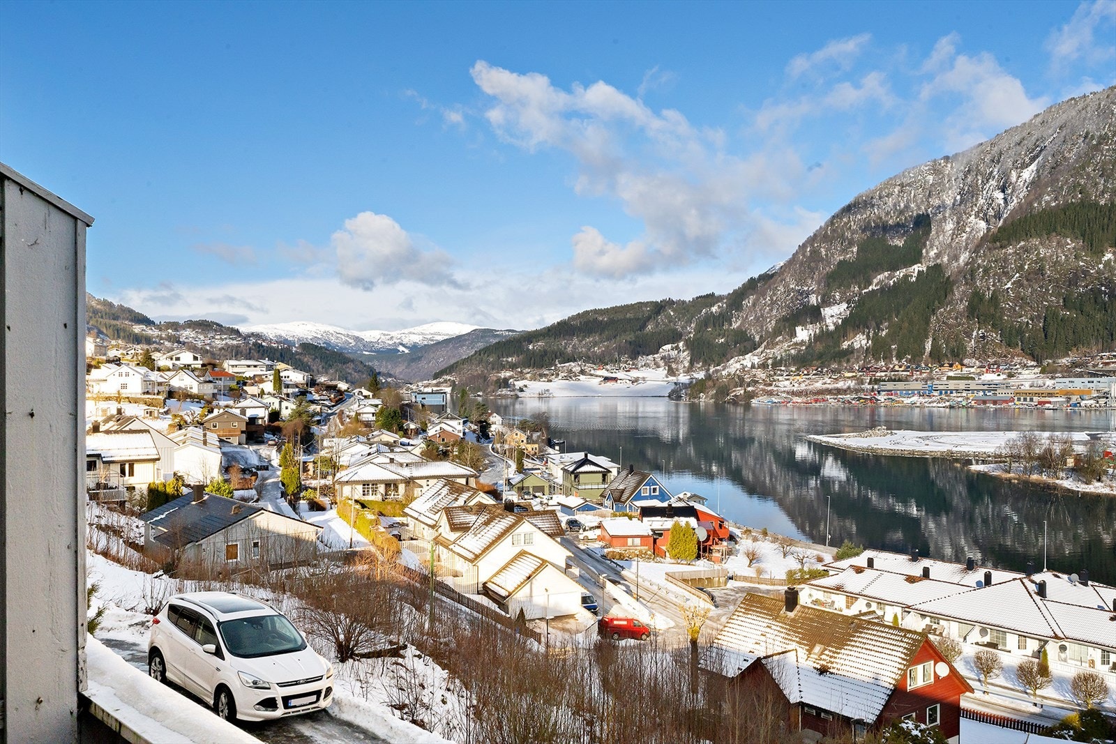 Utsyn mot Førdefjorden gir panoramautsikt over fjell og vann. Galleribilde