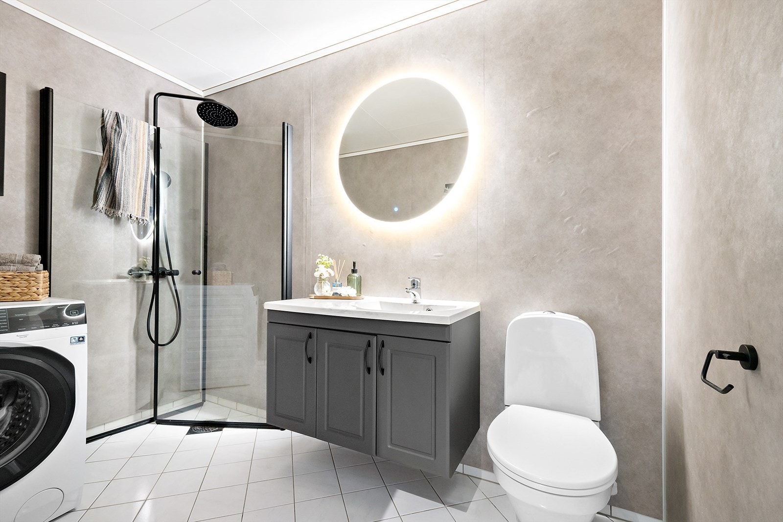 Badet har flislagt gulv med elektriske varmekabler som gir komfort og funksjonalitet. Galleribilde