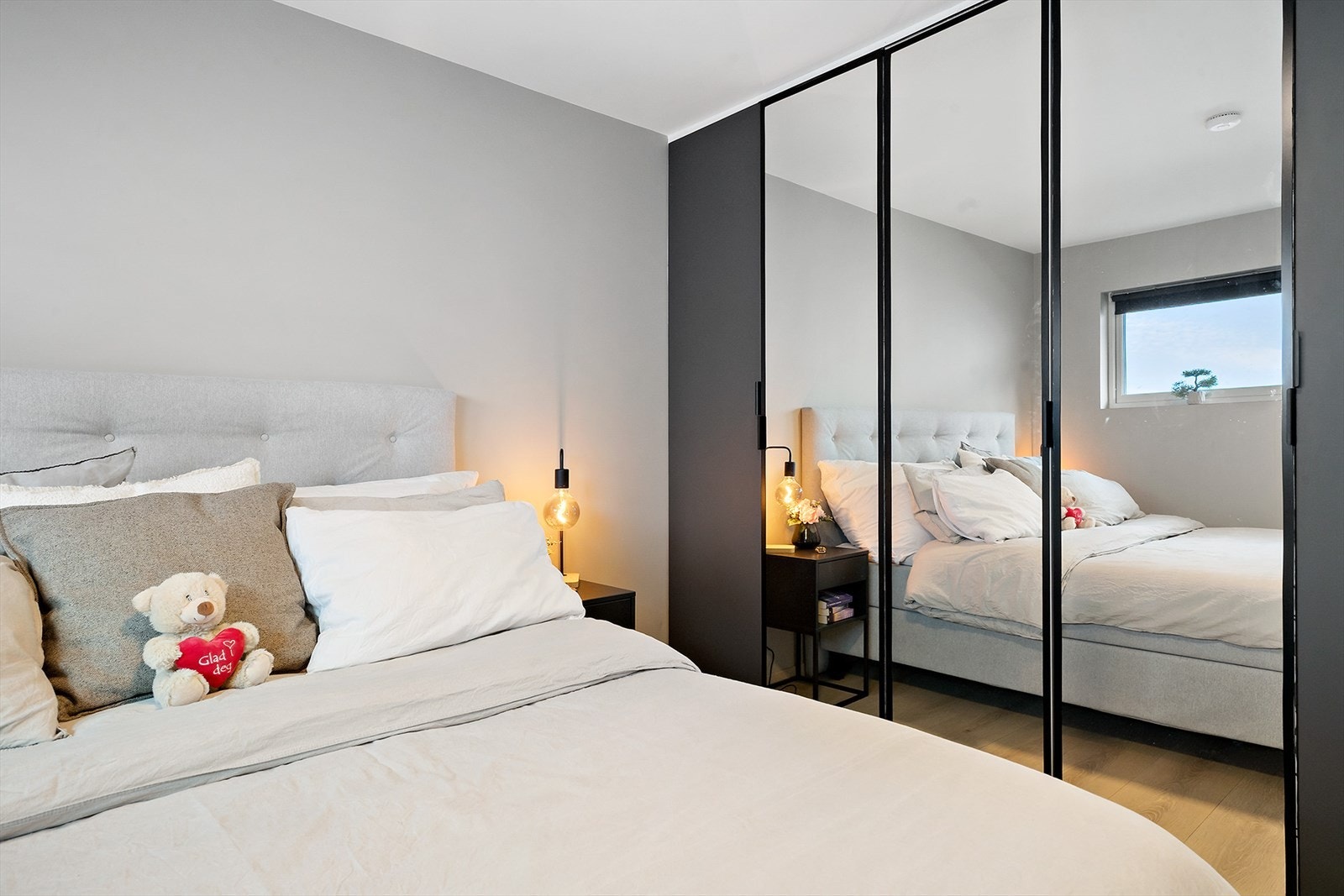 Store speildører på garderoben bidrar til romfølelse og lys. Galleribilde