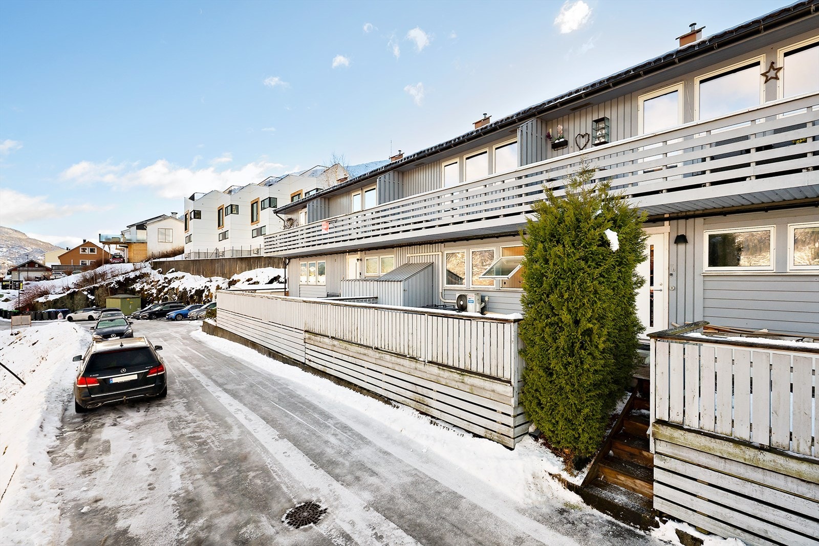 Boligen har en nordvendt balkong med treverk og skillevegger, og parkeringsplass med elbillading er tilgjengelig. Galleribilde