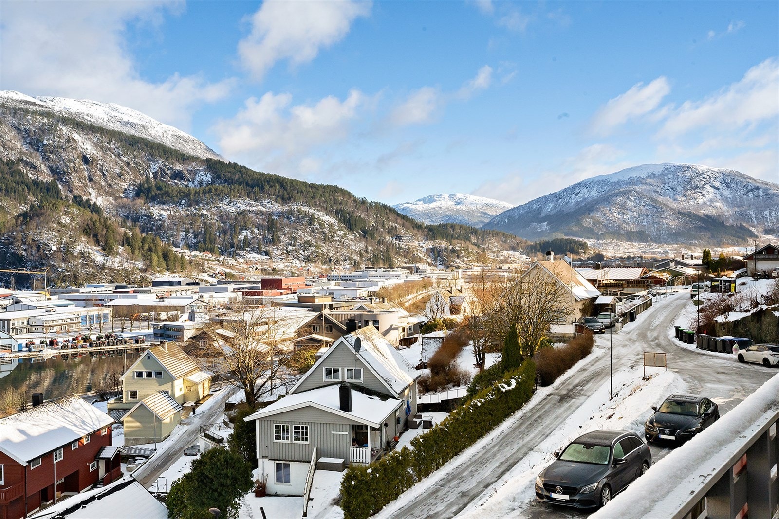 Utsikt over nærliggende bebyggelse og fjelllandskap gir et naturskjønt inntrykk. Galleribilde