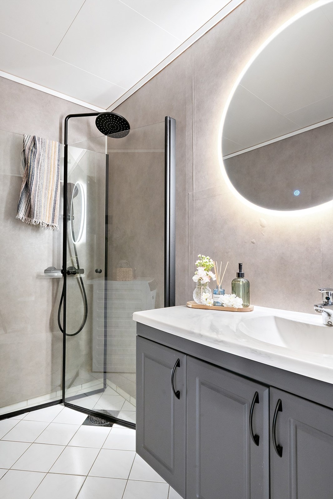 Dusjvegger og innredning med servant skaper en praktisk løsning. Galleribilde