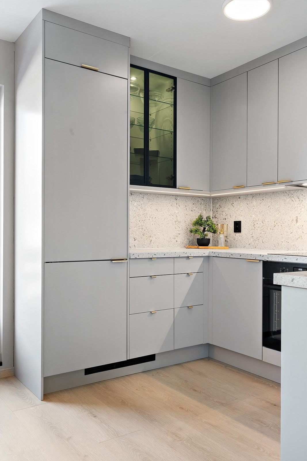 Stuen og kjøkkenet har åpen løsning. I 2025 ble det montert nytt kjøkken og oppgradert elektrisk til kjøkken. Galleribilde