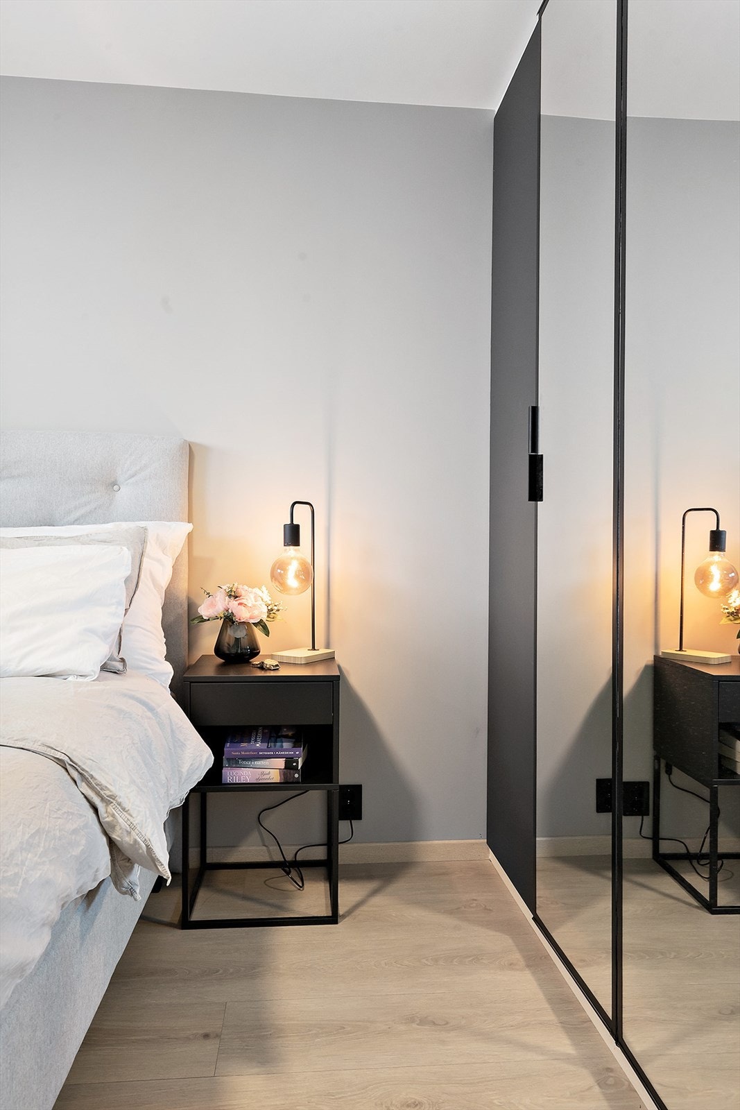 Laminatgulv og malte gipsplater gir et moderne og vedlikeholdsfritt soverom. Galleribilde