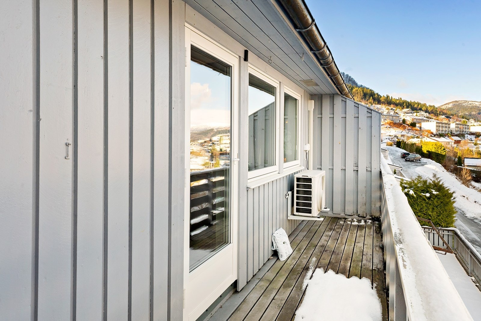 Balkongen er oppført i trebjelkelag med impregnerte terrassebord og har rekkverk i malt trekonstruksjon. Galleribilde