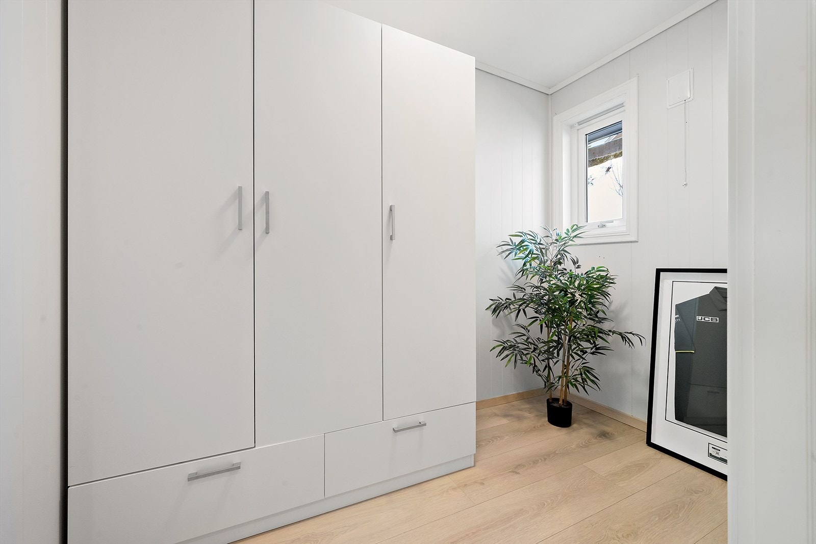 Boden er innredet der garderobeskapet har god plass til oppbevaring. Galleribilde