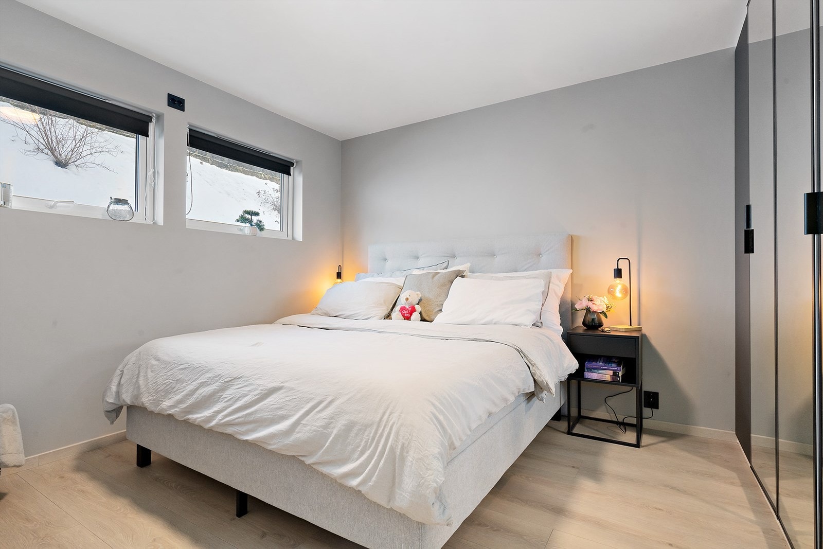 Plass til dobbeltseng og garderobe gir effektiv utnyttelse av soverommet. Galleribilde