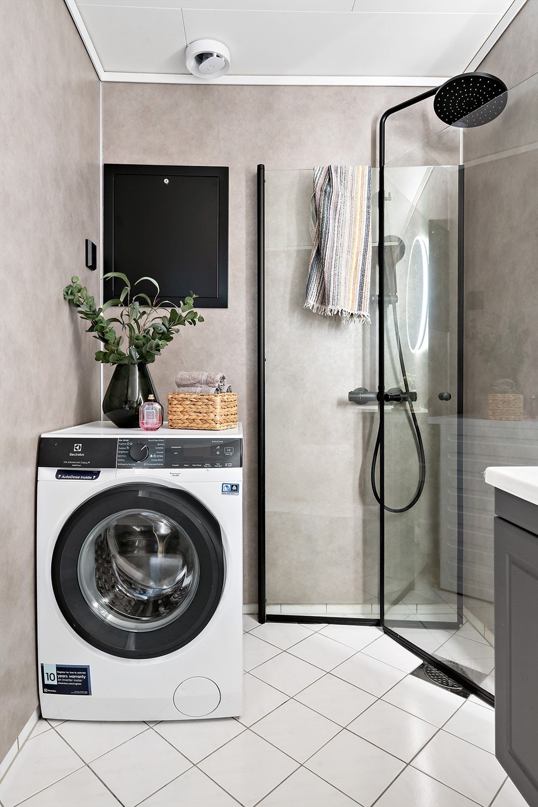 Opplegg for vaskemaskin og mekanisk avtrekk sikrer effektiv ventilasjon. I 2026 ble badet modernisert med ny avtrekksvifte. Galleribilde