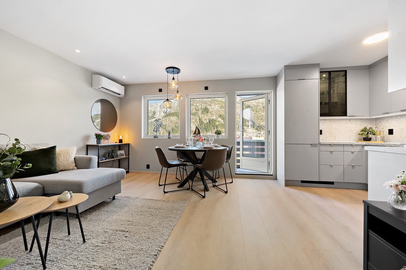 Store vinduer gir godt lysinnslipp og utsyn fra spiseområdet. Galleribilde