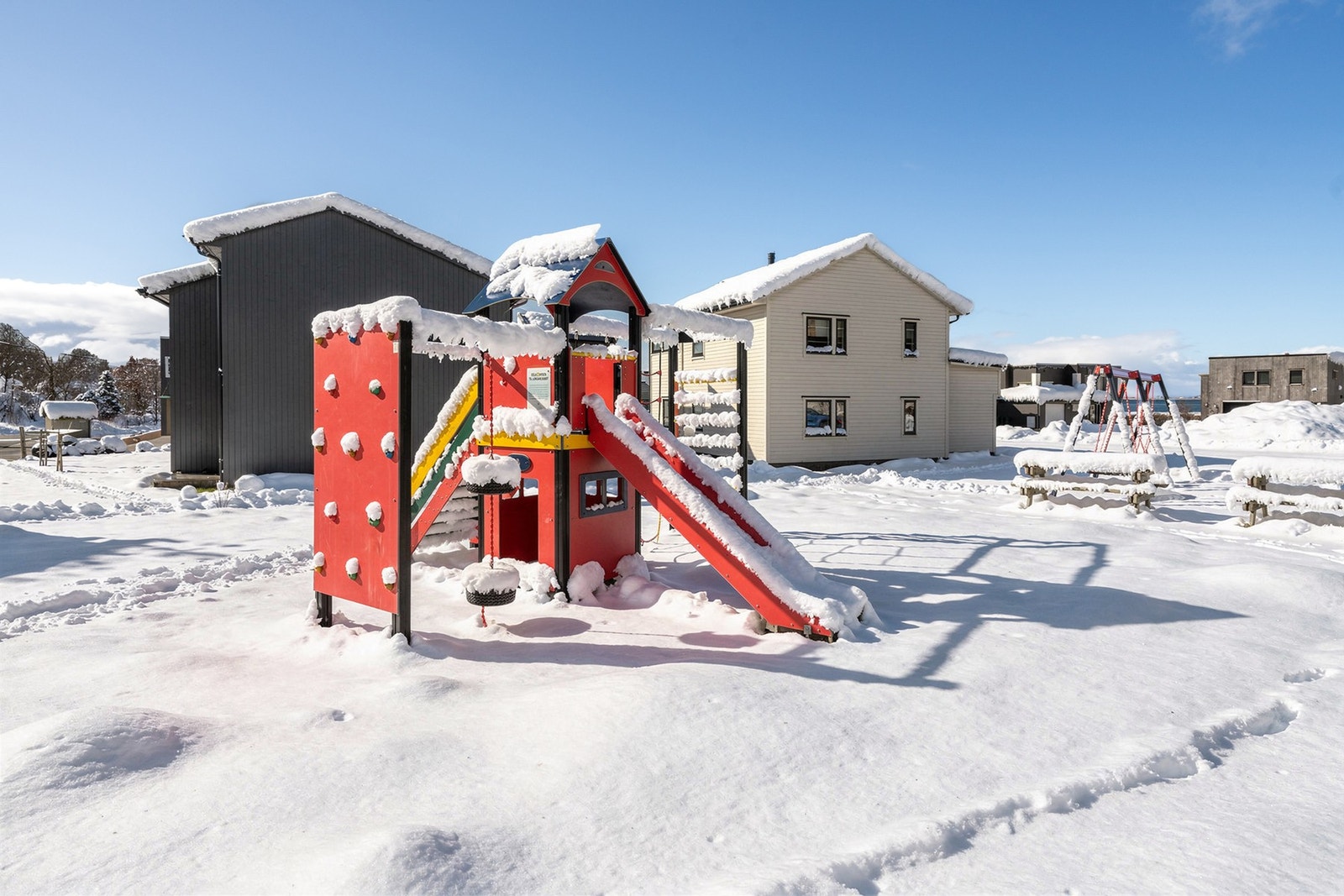Populær lekeplass like nedenfor blokka. Galleribilde