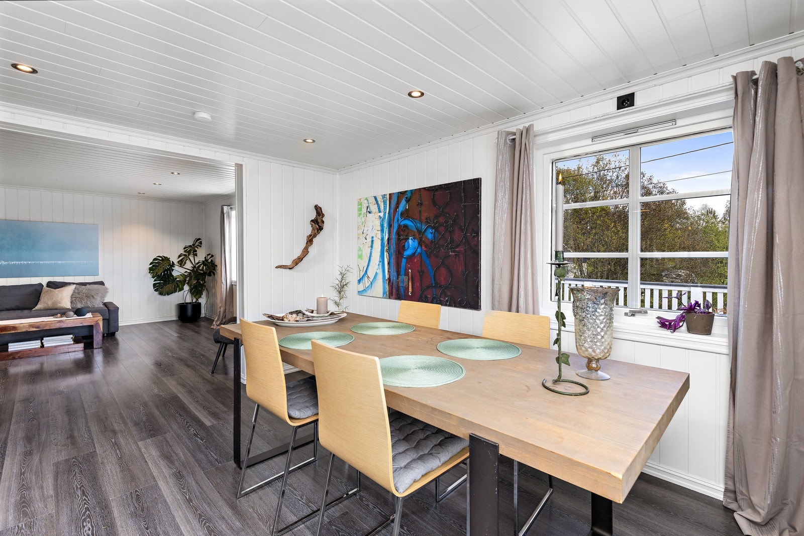 Store vindusflater som gir naturlig lys, og ikke minst den fine utsikten også fra spisestuen. Galleribilde